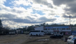 Пассажирский автобус в центре посёлка Максатиха