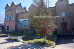 Место установки знака в Максатихе, рядом с которым все фотогравируются