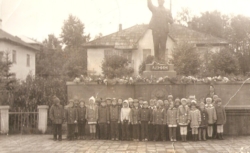 Первый класс МСШ № 1 у памятника В.И. Ленину. 1980 год